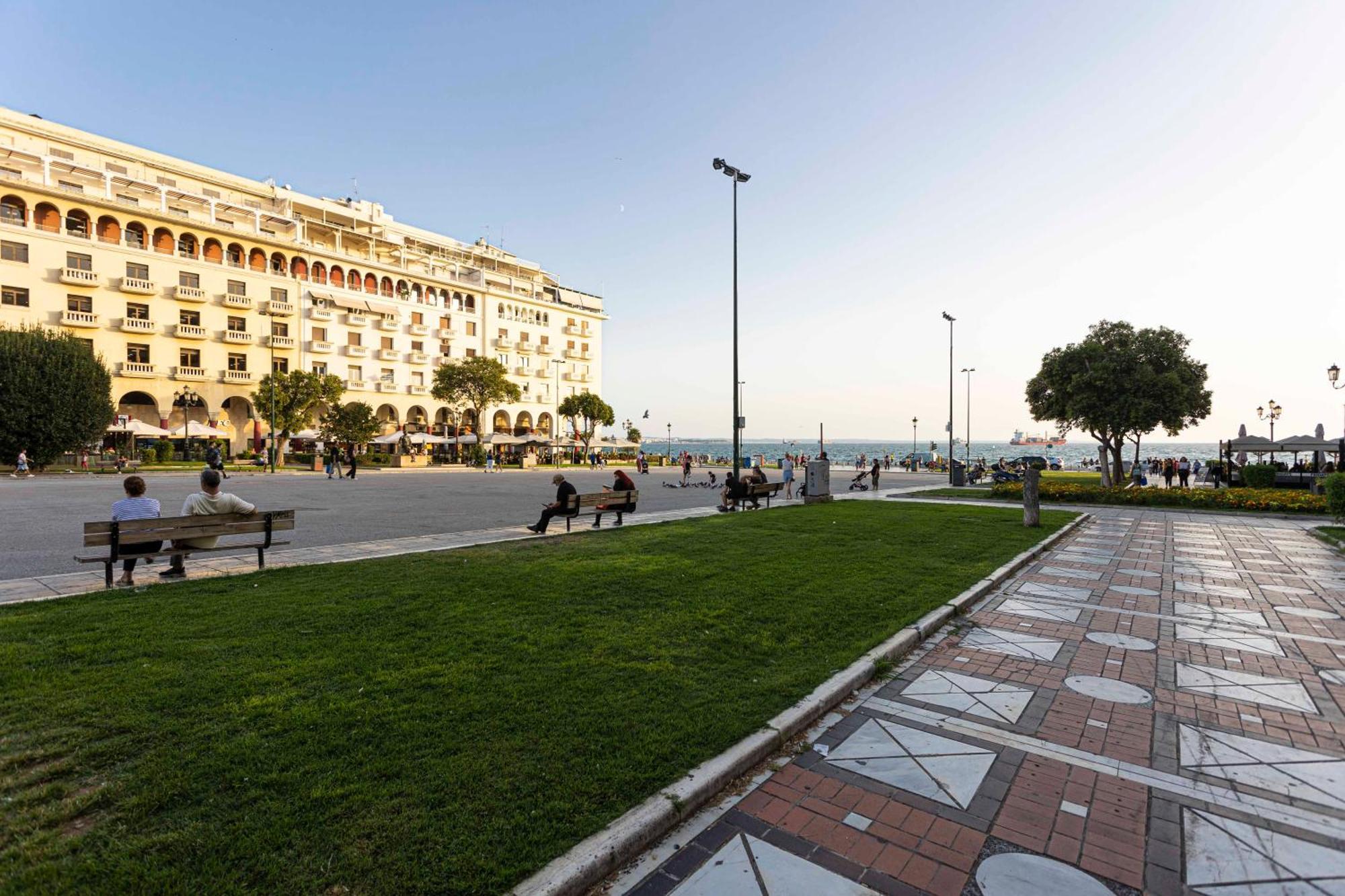 Couple-In Magical Suite With Jacuzzi Thessaloniki Exterior photo